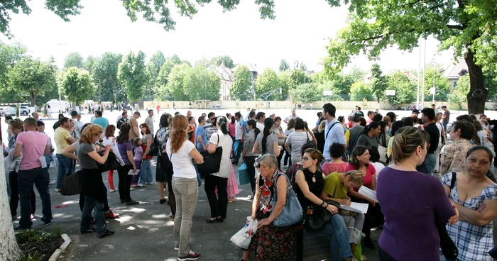 Părinţii au stat la cozi de dimineaţă până seara, în primăvară, pentru a-şi înscrie copiii în clasa zero Foto: Mediafax