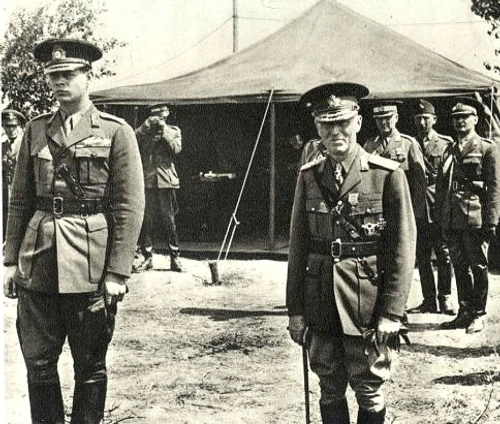 Antonescu si Regele Mihai pe front in fata unui cort 0 jpg jpeg