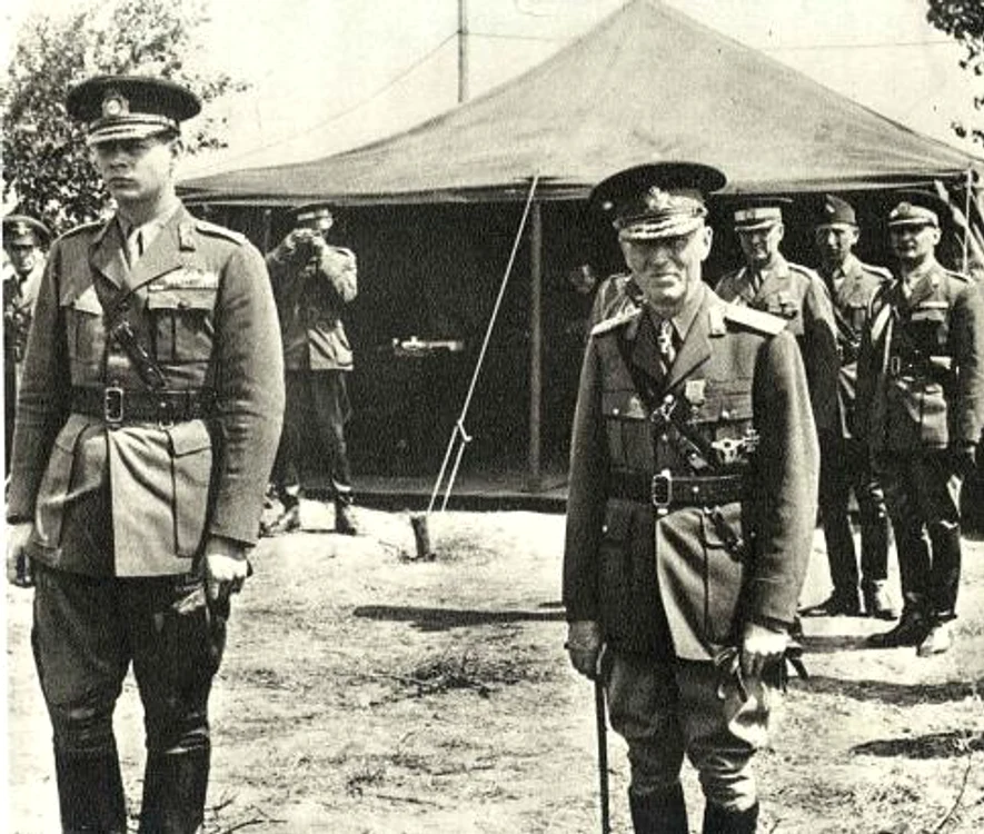 Antonescu si Regele Mihai pe front in fata unui cort 0 jpg jpeg