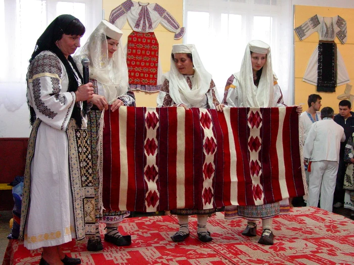 Meșter popular Rodica Crăcană din Costești Vâlcea creator de scoațe oltenești-stânga Foto CCP Vâlcea