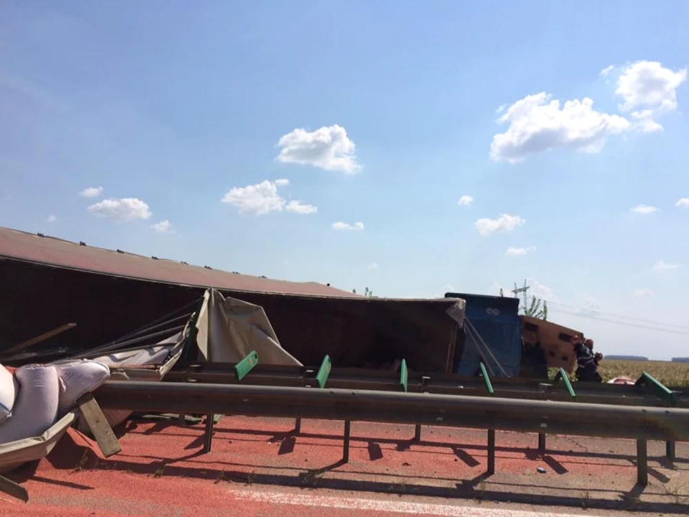 Un TIR s-a răsturnat peste un autoturism care circula din sens opus FOTO Facebook/Gabriela Rus