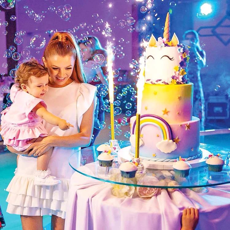 Elena Gheorghe şi fiica ei,  Nicole, lângă tortul  de 200 de euro desprins din povestea ”Micul meu ponei”