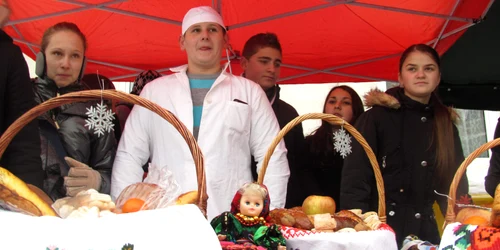 Liceenii au pregătit câte un stand cu cozonaci şi ceai cald