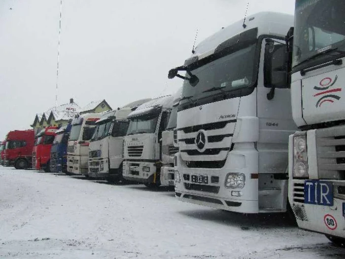 Tir-uri si Valea Oltului blocate 