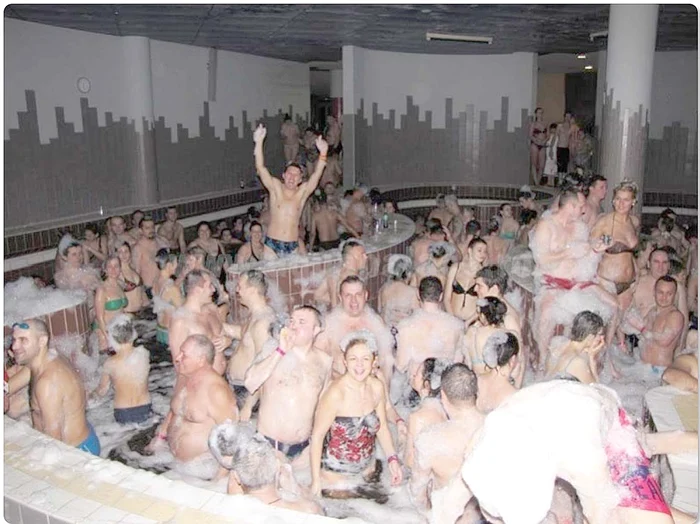 
    Un DJ va încinge atmosfera toată noaptea  