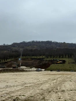 Doi bărbați au transformat albia unui râu într-o parcare FOTO: Facebook/ Garda Națională de Mediu