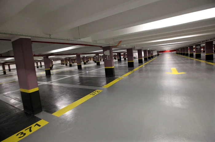 Aşa arată acum parcarea subterană de la Intercontinental. Un loc de parcare va putea fi închiriat cu 3,5 lei pe oră, din toamnă