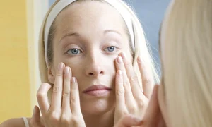 tipa fata oglinda shutterstock 23627776 jpeg