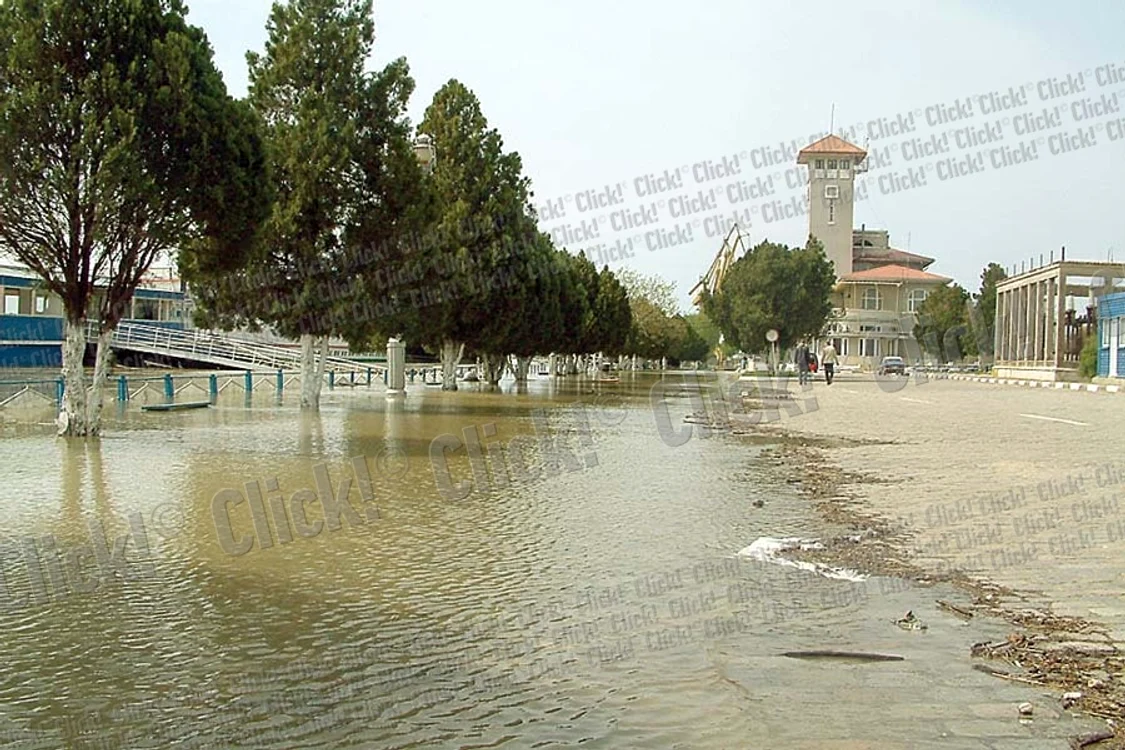 Fluviul mai are  puţin până  ajunge pe faleză (FOTOGRAFII: ROBERTO SĂLCEANU)