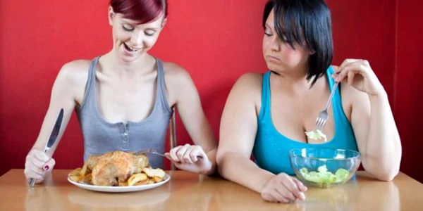 Mulţi români nu se simt sătui dacă mănâncă doar salate şi preferă prăjelile sau alimentele de tip fast food