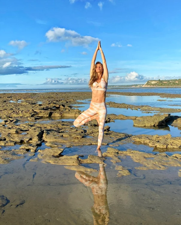
    Gisele Bundchen a povestit că yoga la plajă a scăpat-o de depresie și o ajută să-și mențină siluetafoto: Instagram  