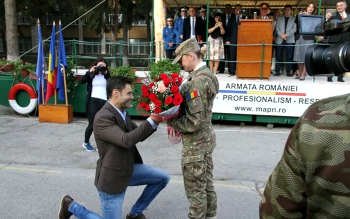 Cerere în căsătorie la depunerea jurământului de credinţă faţă de ţară la o unitate de geniu din Râmnicu Vâlcea Foto Sebastian Neacşu