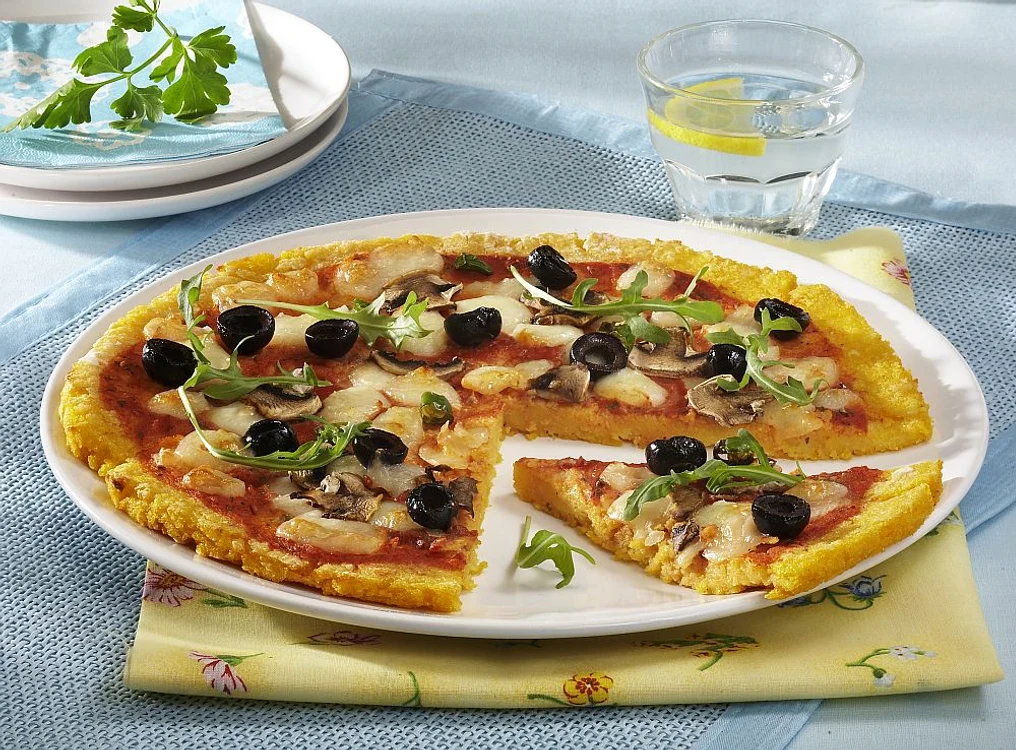 pizza cu ciuperci cu blat de mamaliga jpeg