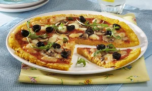 pizza cu ciuperci cu blat de mamaliga jpeg