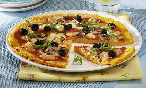 pizza cu ciuperci cu blat de mamaliga jpeg