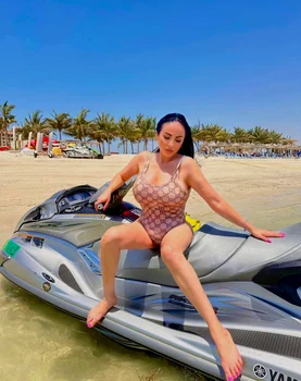 Artista și vedeta are timp să stea și cu fetele ei în vacanța din Dubai