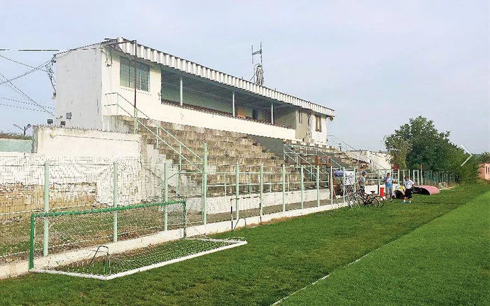 
    Aceasta e tribuna  stadionului din Târnăveni   