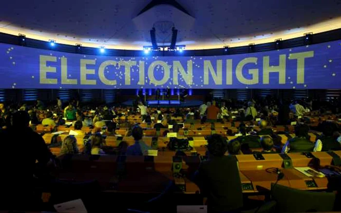 Europarlamentari
şi jurnalişti, în hemiciclul Parlamentului European din Bruxelles, aşteptând
rezultatele euro-alegerilor din 2009. (Foto: Reuters)