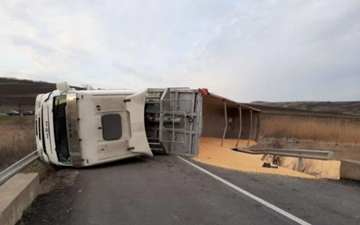 Auto-camionul s-a răsturnat FOTO botosaneanul.ro