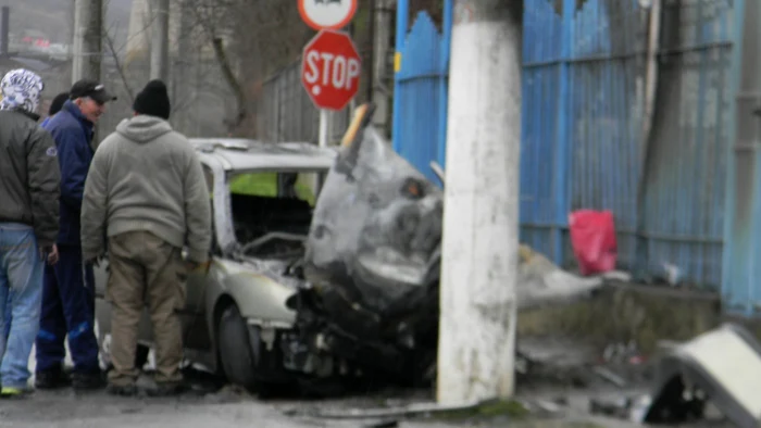 Şoferul de numai 19 ani a „parcat“ autoturismul direct în stâlp FOTO CRISTIAN FRANŢ