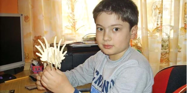 Claudiu Mezea, din Oradea, bucuros că a terminat de construit primul puzzle din colecţia „Adevărul“  