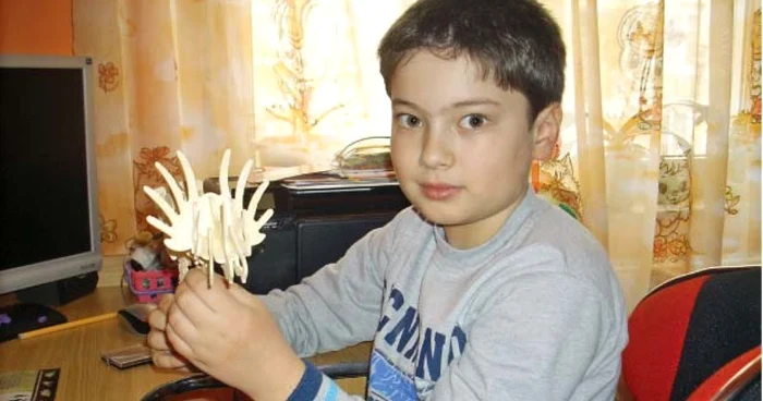 Claudiu Mezea, din Oradea, bucuros că a terminat de construit primul puzzle din colecţia „Adevărul“