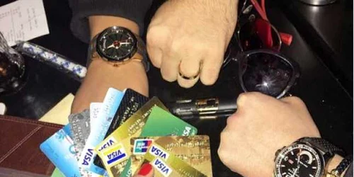 Copii de bani gata rusi expunandu-si cardurile FOTO France 24