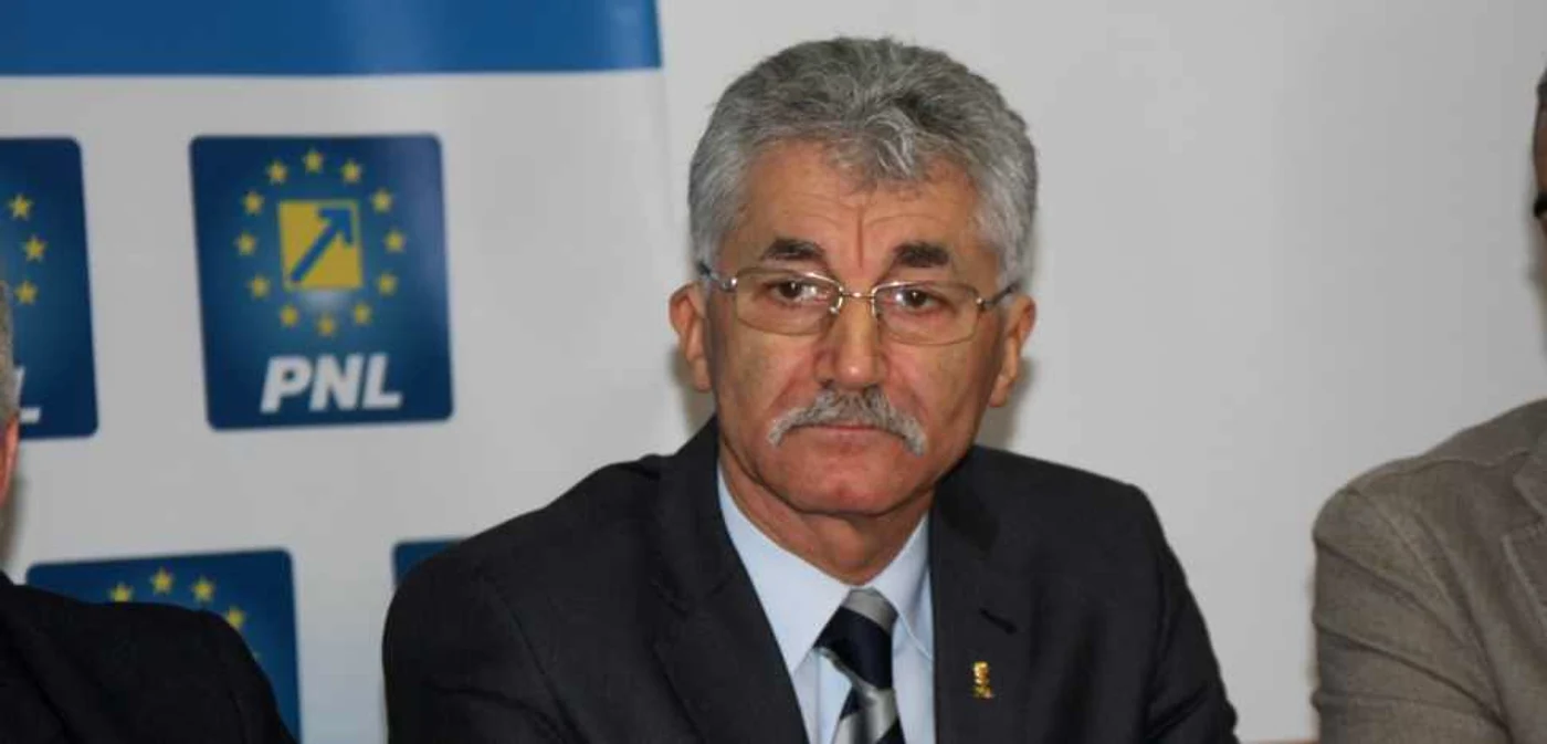 În faţa electoratului, Ioan Oltean pozează în deputat modest FOTO: Bianca Sara