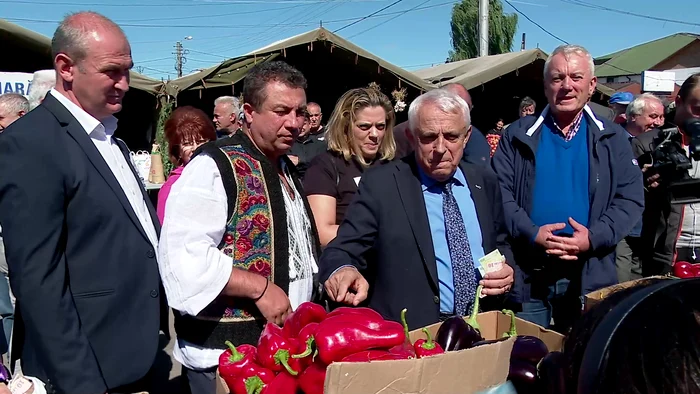 Petre Daea a făcut cumpărături de la toți producătorii. FOTO Iulian Bunilă