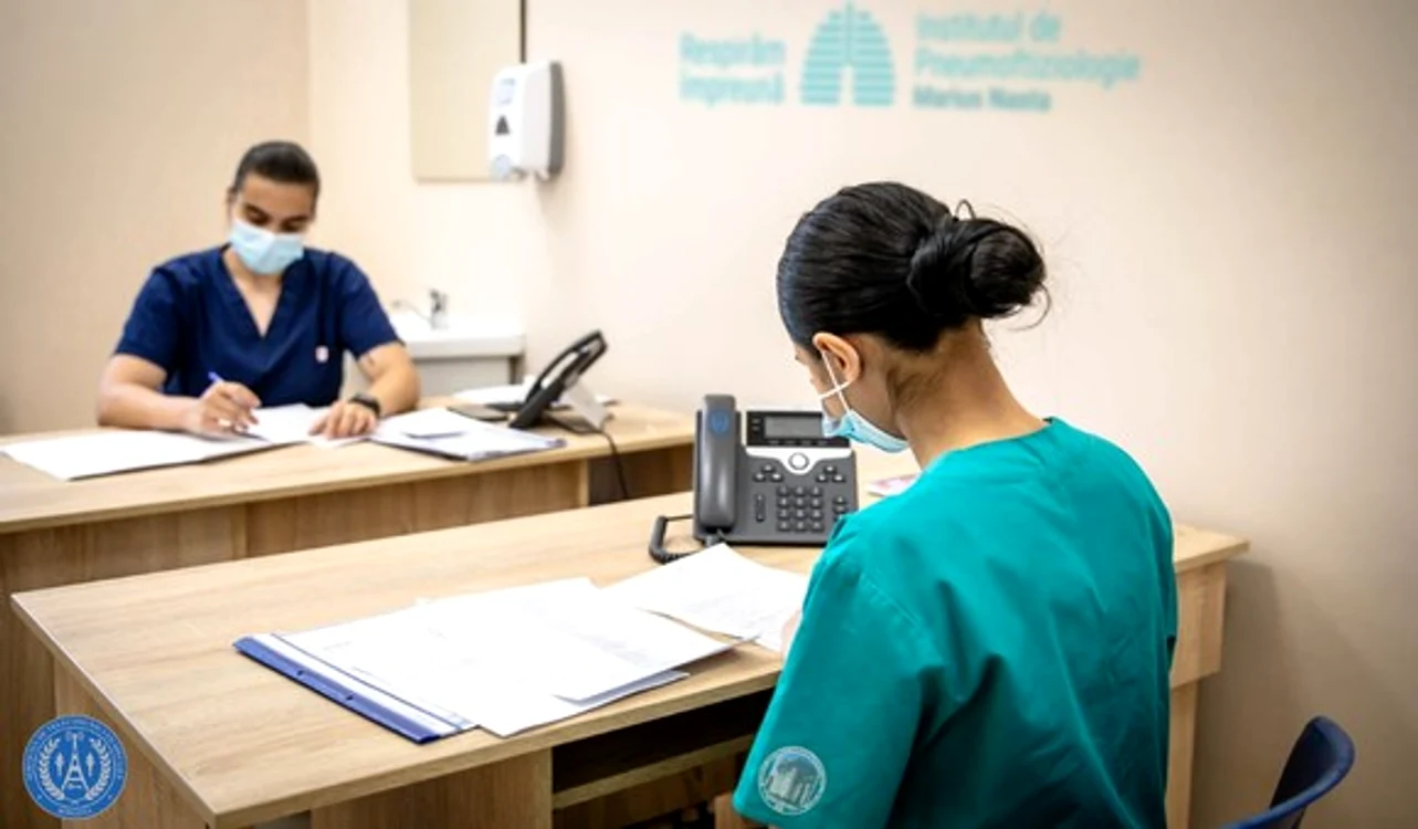 
    Cei care răspund la call center-ul de la Spitalul Marius Nasta sunt voluntari, studenți la Medicină  