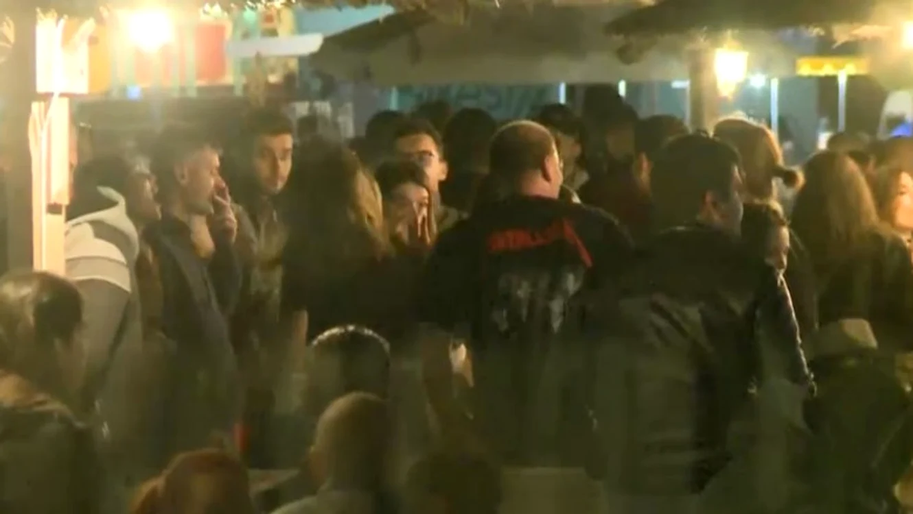 
    Turiștii au stat pe plajă până dimineațaFoto: captură Digi24  
