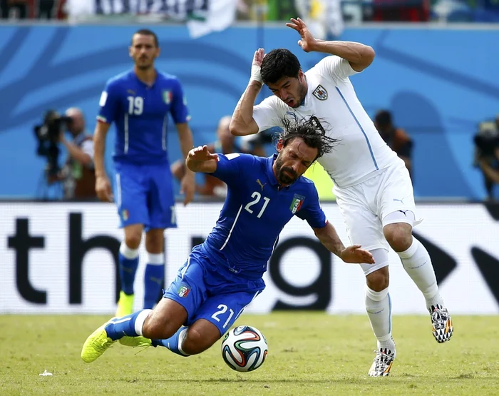 Pirlo şi Suarez s-au duelat constant pentru minge în timpul meciului Italia-Uruguay FOTO Reuters