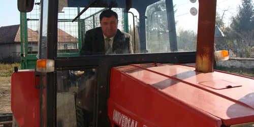 Primarul Vasile Gogălniceanu, la volanul tractorului