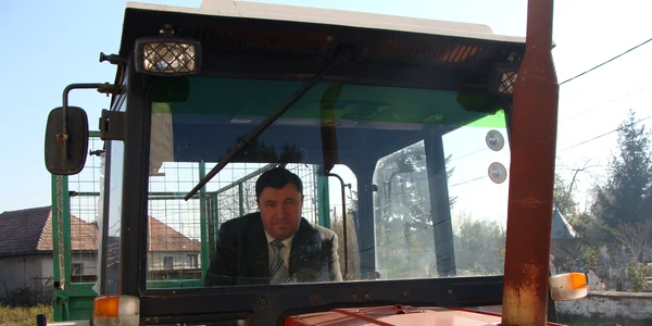 Primarul Vasile Gogălniceanu, la volanul tractorului