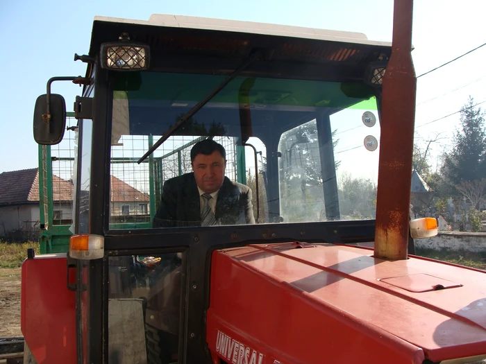 Primarul Vasile Gogălniceanu, la volanul tractorului