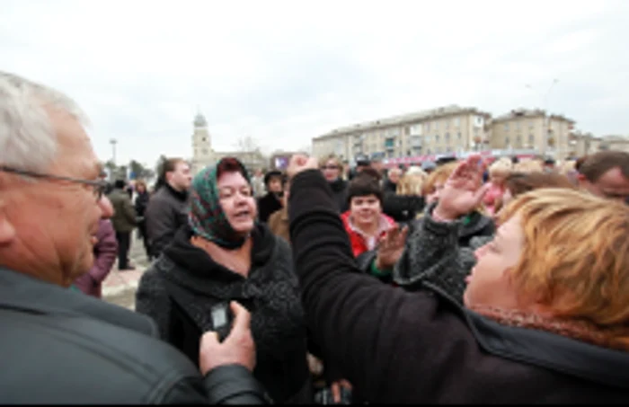 Tamara Onică (stânga) a fost luată la rost de mulțime pentru că a vorbit în română