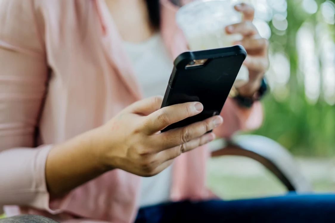 
    Pietonii care folosesc telefonul în timp ce traverseză vor fi amendați Sursă foto: Shutterstock  