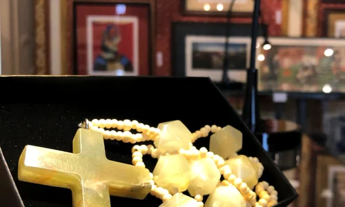 Crucea din onix și os primită în dar de Nicolae Ceaușescu de la Patriarhul Makarios al III lea, scoasa la licitatie jpeg