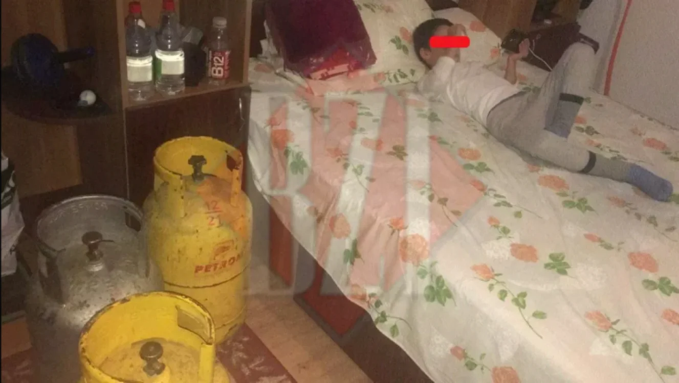 Copilul a fost fotografiat de tată lângă buteliile folosite pentru a provoca explozia. FOTO BZI.ro