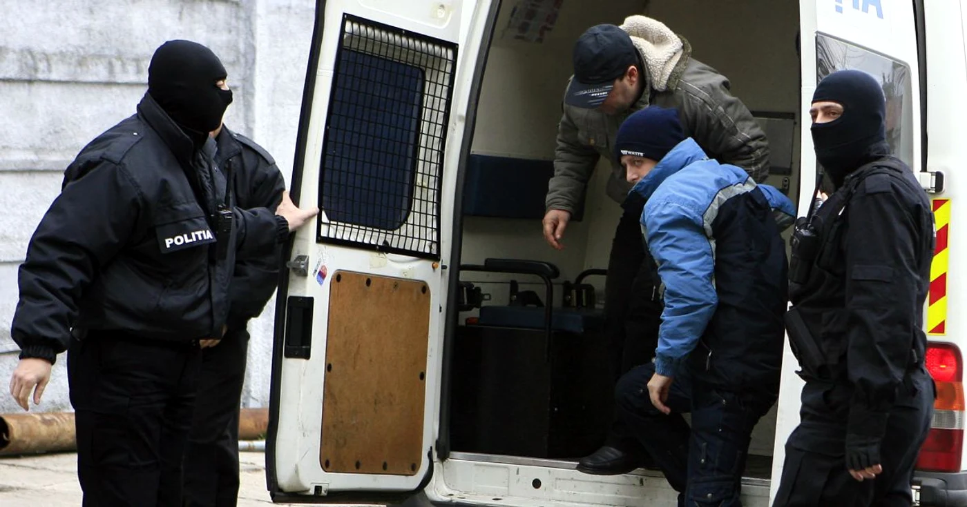 Cei doi hoţi au fost identificaţi de poliţişti şi reţinuţi FOTO Adevărul