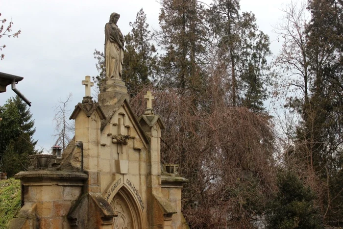 O bună parte din monumentele din cimitirul Hajongard au decoraţiuni impresionante. FOTO / Ovidiu Cornea