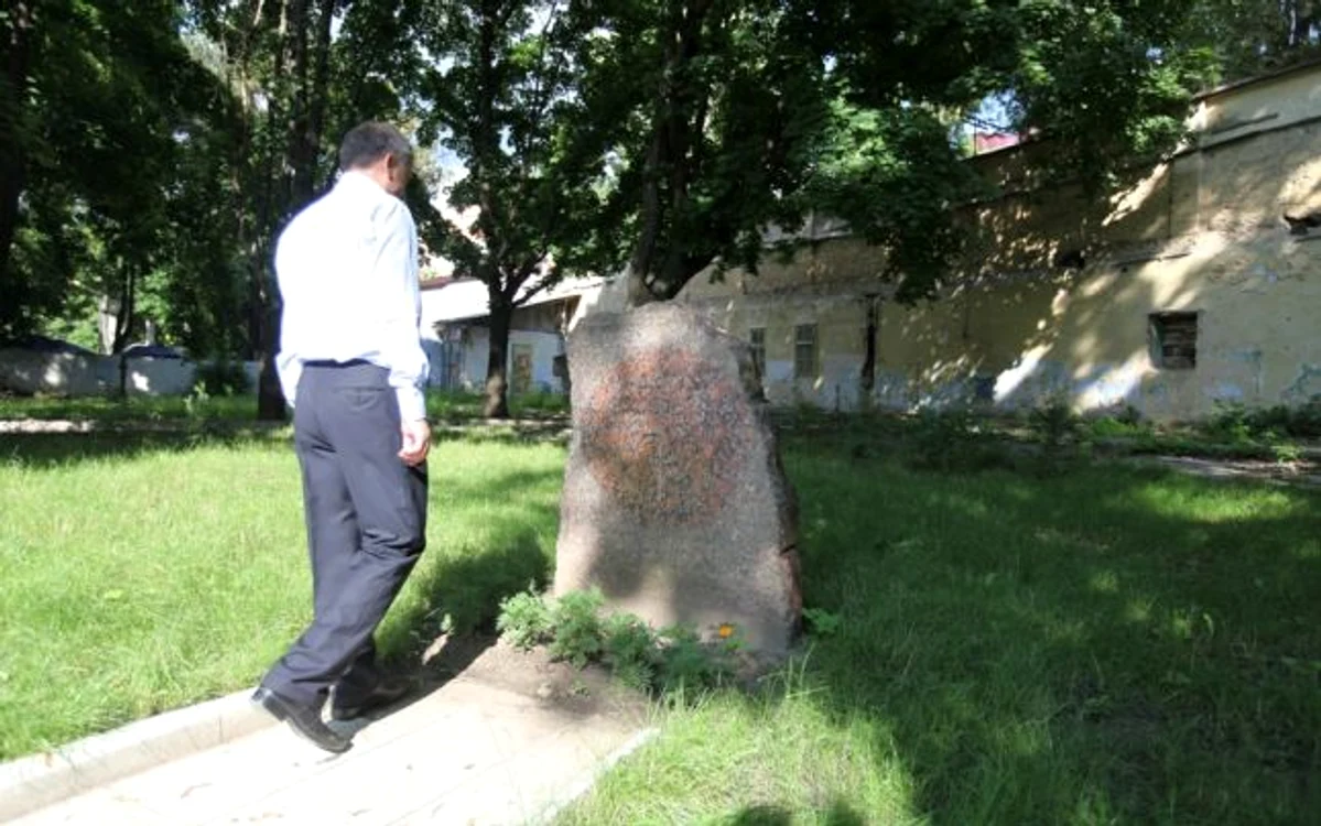 Piatră comemorativă pe locul fostului sediu NKVD din Chişinău unde au fost împuşcaţi "duşmabii poporului" din Basarabia