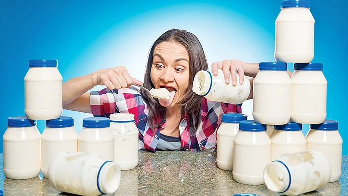 Americanca de 36 de ani a ras 2,448 kg de maioneză în doar trei minute