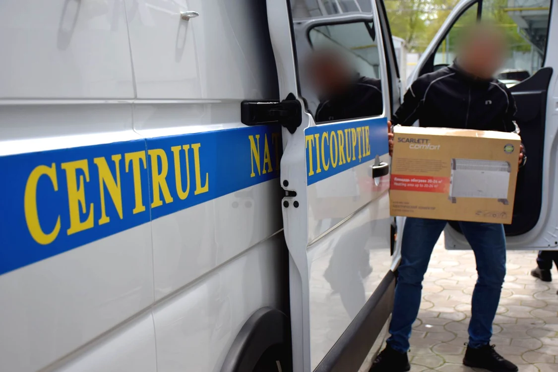 Ofiţerii de la Anticorupţie au făcut mai multe percheziţii. Foto arhivă