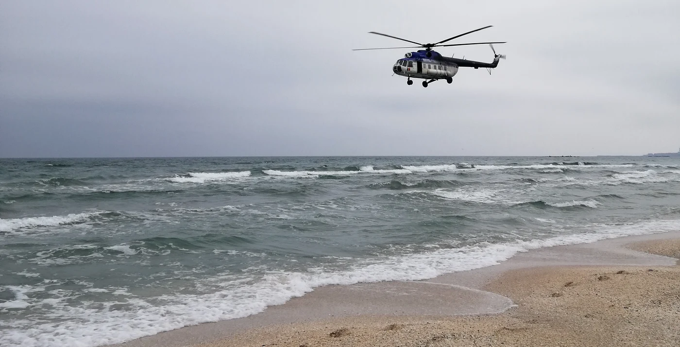 
    Polițiștii caută drogurile din elicopter  
