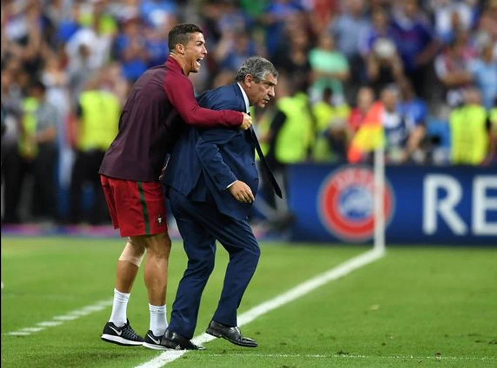 Cristiano Ronaldo sare pe Fernando Santos în timp ce selecționerul încerca să dea ultimele indicații