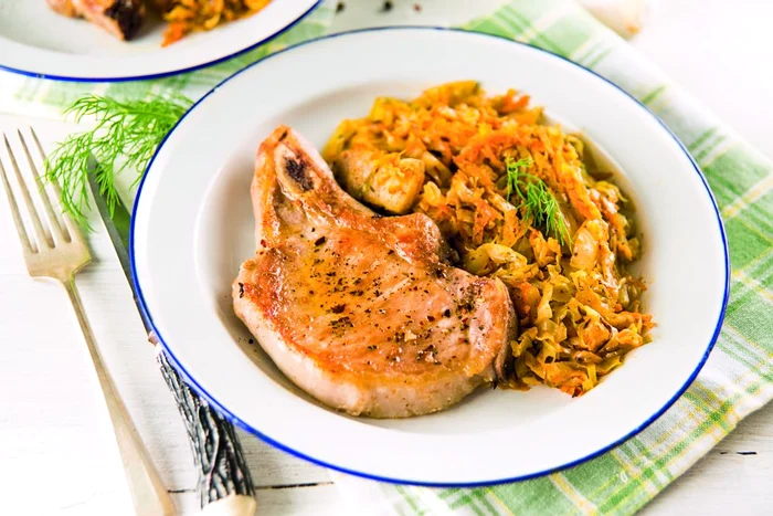 Varză călită cu cotlete de porc Secretele unei reţete delicioase jpeg