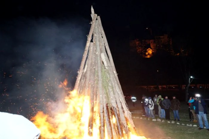 Focul lui Sumedru, adună toată suflarea satului, dar şi mulţi turişti. FOTOArhivă.