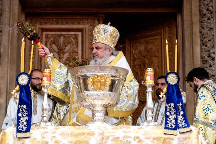 Patriarhul Daniel sfințind „Agheasma Mare”