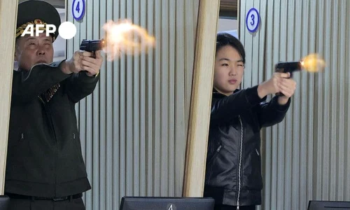 Kim Ju Ae, fiica liderului nord-coreean Kim Jong Un, trăgând cu un pistol FOTO: X/@thenewsdrill
